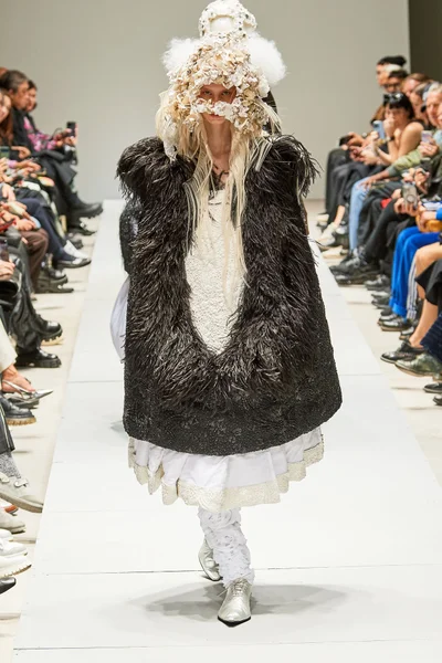 Look 10